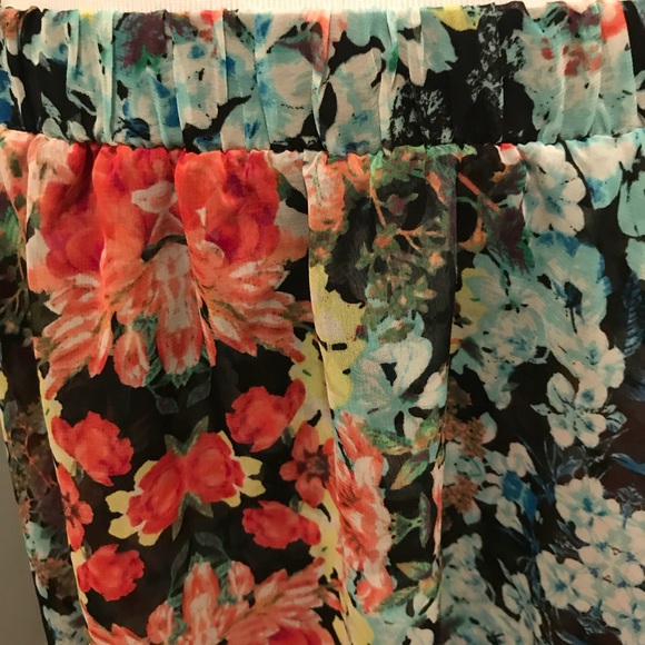 NWOT Beautiful Floral high-low skit! - Picture 4 of 4